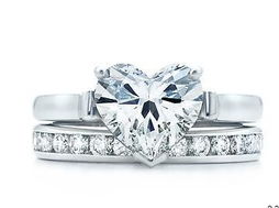 钻石戒指叠戴搭配风潮：魅力与风险的平衡